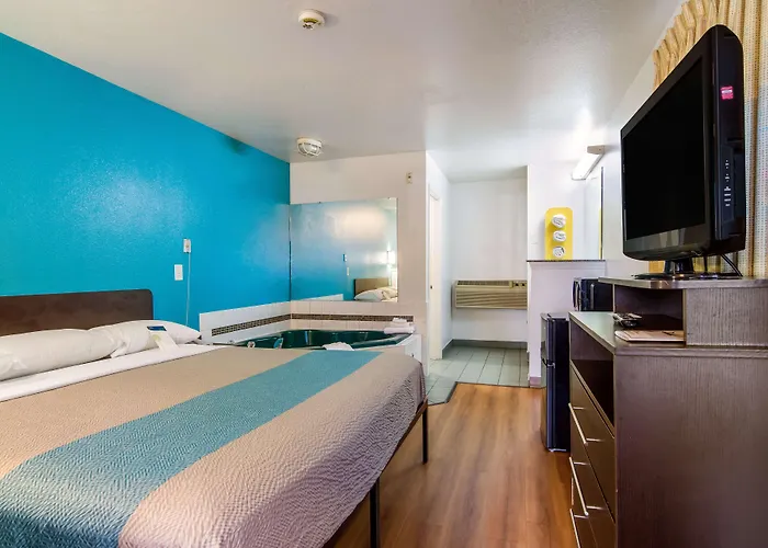 Motel 6 Portland Mall - 205